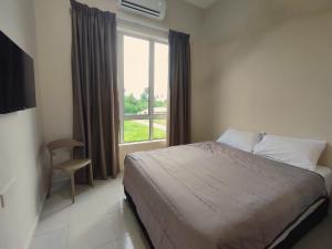 加央Lembah Saerah Resort的一间卧室设有一张床、一个窗口和一把椅子