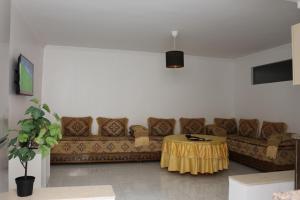 纳祖尔Apartment Hay Arrid Nador قرب فران دبي的客厅配有沙发和桌子