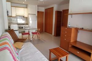 卡耐特蒂贝兰格Precioso apartamento en Canet d,en Berenger的带沙发的客厅和厨房