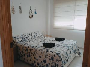 卡耐特蒂贝兰格Precioso apartamento en Canet d,en Berenger的一间卧室配有一张带蓝色和白色棉被的床