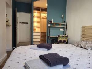 维也纳Ô Bon'Endroit - Appartement Confort - Centre Ville的卧室配有2条毛巾(床边)