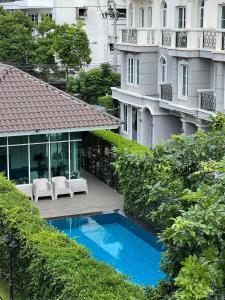 曼谷Entire 3BR Townhome in Sukhumvit, shared Pool, near BTS&MRT Asok的大楼前的游泳池