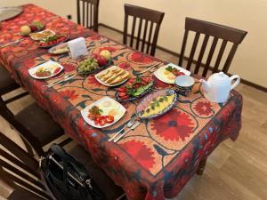 撒马尔罕"S e a s o n S"的餐桌,带盘子和茶壶