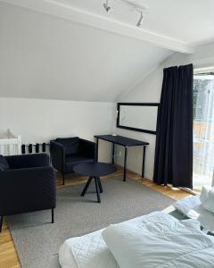 哈尔姆斯塔德Stugcentralen Lägenheter & Stugor的一间卧室配有一张床、一张桌子和一张书桌