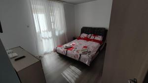 皮亚特拉-尼亚姆茨A&A Residence的一间小卧室,配有一张带红色毯子的床