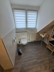 埃尔丁Ferienwohnung Klettham的一间带卫生间和窗户的小浴室