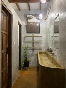 乌布Vin vin的客房内设有带大型木制浴缸的浴室