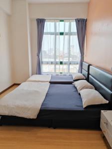 马六甲Homestay Melaka at Mahkota Hotel - unit 3093 - FREE Wifi & Parking的窗户客房内的一张大床