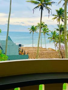 瓦尔卡拉hello beach view resorts的享有棕榈树海滩和大海的景色