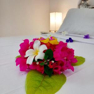 瓦塔穆Lalasalama B&B的床上一束鲜花