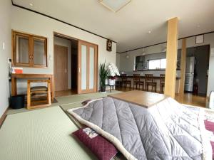 富士吉田市LINK HOUSE的一间带床和厨房的客厅