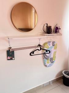 万挠JC HOMESTAY RAWANG的浴室内提供镜子和毛巾架