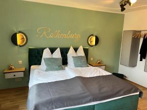罗滕堡#Stadtspeicher - Grüner Stern das Apartment mitten in der Altstadt的卧室配有一张挂有墙上标志的床
