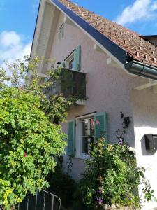 圣布拉辛WÄLDER: Quartier Haus im Glück的一座带绿色百叶窗和阳台的房子