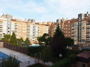 马德里Madrid Las Tablas apartments的享有大型公寓大楼的景色,大楼内有建筑