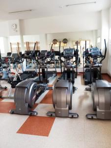 马德里Madrid Las Tablas apartments的健身房设有数台跑步机和椭圆机