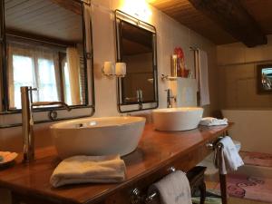 瓦尔·蒂利兹Les Quatre Saisons - balcon et jardin的浴室设有木台上的两个盥洗盆