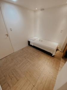 佩尼亚Savanna Suites - Beto Carrero的铺有木地板的客房里设有一张床