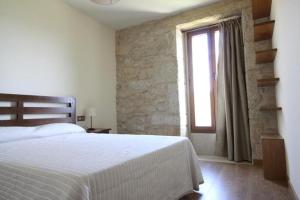 穆罗斯Camino de Rosa's的卧室配有白色的床和窗户。