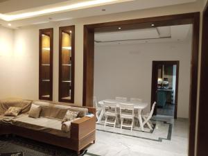 纳布勒Dar Nejib Apparts S1 S2 S3 et villa S4的客厅配有沙发和桌子