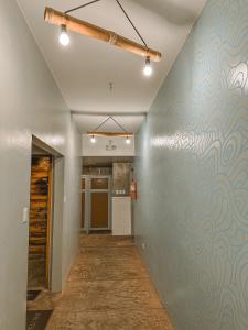 科隆Outpost Hostel - Coron的走廊上设有波形的墙壁