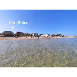 佩斯卡拉GArt Riviera B&B的飞翔在海滩上飞过水面的飞盘