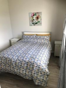 KillashandraBrigid M’s Farm House的一间卧室配有一张带蓝色和白色棉被的床