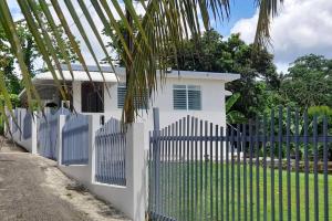 Casa Rosairis的白色房子前面的白色围栏