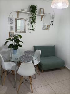 阿利坎特Santa Bárbara的一间带桌子和绿色沙发的用餐室