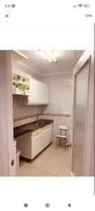 阿利坎特Santa Bárbara的厨房配有白色橱柜和椅子