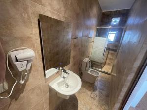 Al KhuraybahWadi Al-Nakhil Hostel的一间带卫生间、水槽和镜子的浴室