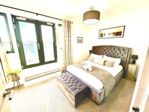 马盖特The Penthouse Margate, Balconies, Sea View, Gated Parking, Air Con!的一间卧室设有一张床和一个大窗户