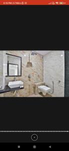 拉杰果德HOTEL SURYAKANT的一间带水槽和镜子的浴室
