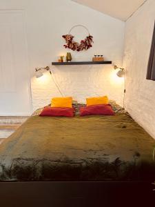 斯帕Ké dodo sous le château !!!的一张带两个橙色枕头的床