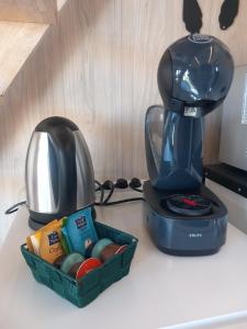 MontpeyrouxMaison de jardin 4 personnes的咖啡壶和柜台上的搅拌机