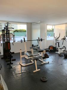 埃斯特角城Torre Marina II Punta del Este的一间健身房,里面设有数个健身器材