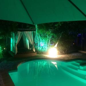 圣吕斯Eden Paradise Ecolodge & Spa的夜间带帐篷的游泳池