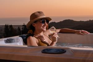 纳克索斯岛卡斯特拉基Naxos Aethereal View的浴缸里的女人,喝一杯葡萄酒