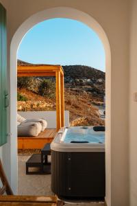 纳克索斯岛卡斯特拉基Naxos Aethereal View的山景客房内的热水浴池
