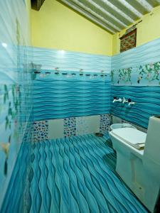 瑟格莱什布尔Karadikallu Homestay - Private Waterfalls & Guided Trek的蓝色瓷砖浴室设有水槽和卫生间