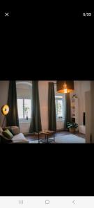 茨维考Zentral Smart Apartment的客厅配有沙发和桌子