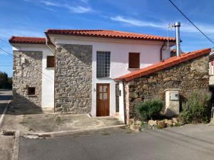库迪列罗Casa Luis “el Ferre”的白色的小房子,有石墙