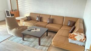 普里兹伦Dardania-Home的带沙发和咖啡桌的客厅