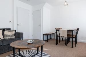 德比Smart TV - Self CheckIn - Full Kitchen - Parking - King的客厅配有沙发和桌子