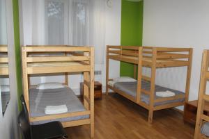 纳尔瓦H18B EUROHOTEL的带两张双层床的绿色墙壁客房