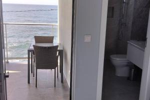 滨海保尔'A Bucha' by The Cliff Coast的配有桌子并享有海景的浴室