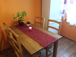 帕维洛斯塔Brīvdienu māja"Ordziņas'的一张木桌,上面有蜡烛
