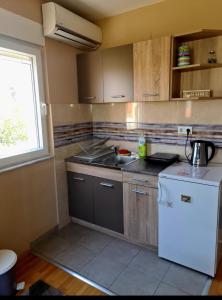 尼什SOGNI D'ORO的厨房配有水槽和白色冰箱