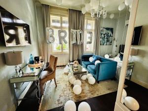 普罗夫迪夫29A Guesthouse的客厅配有蓝色的沙发和桌子