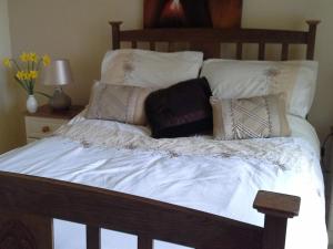 基拉卢Blossom Hill Bed and Breakfast的一张带白色床单和枕头的床
